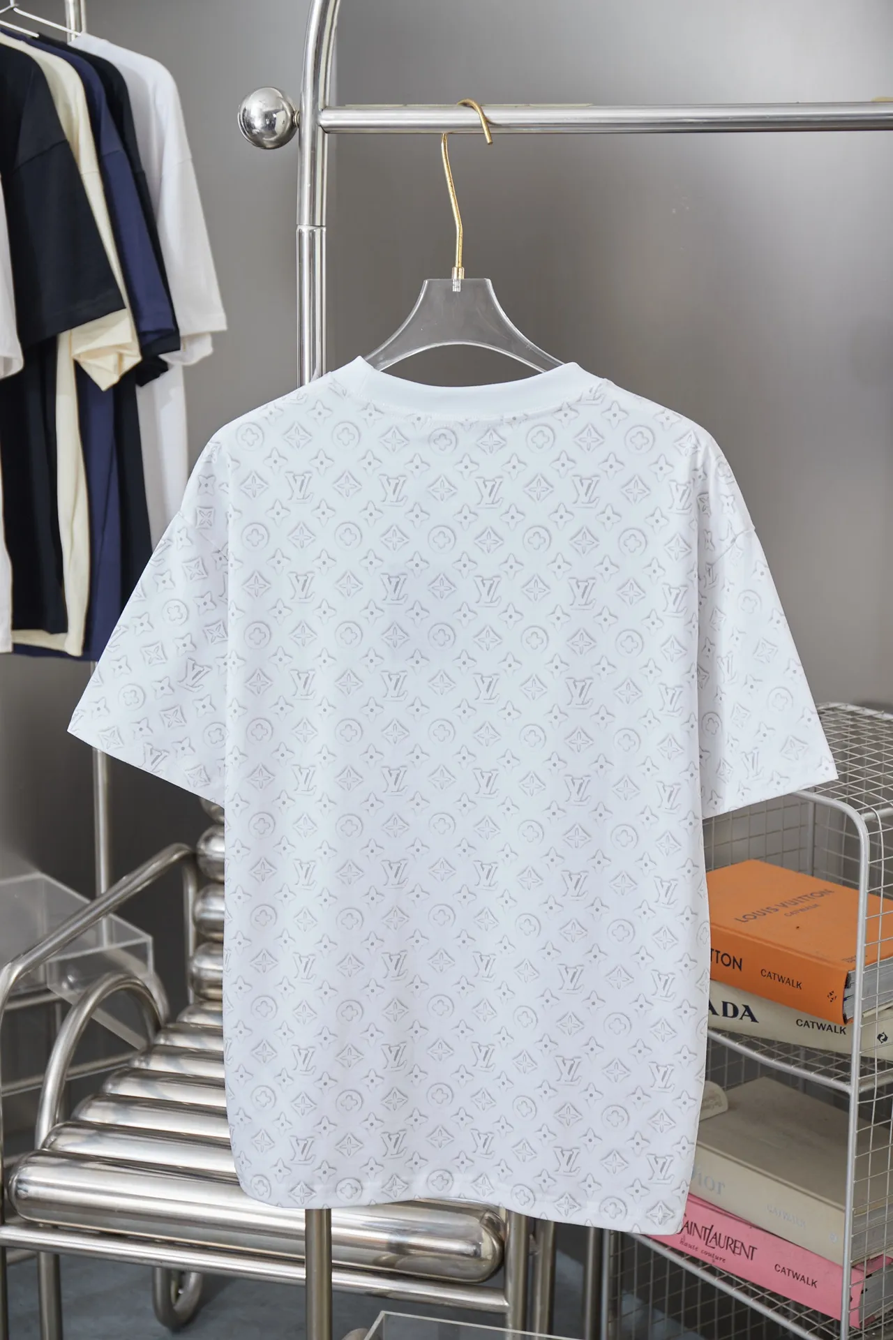 🅿️190 1V 25SS early spring new style Short sleeves with all-over presbyopic letters Light luxury Essential item for daily commuting for men and women Correct version Welcome to compare Detailed features · 320g 100% pure cotton double yarn jersey fabric · Special thickened 32 pieces of double-strand 1X1 thread in the same vat · Positioned digital full-width presbyopic Lv letter logo printing · Double needle stitching and cross-stitch technology · Original main mark, washable tag, brand moisture-proof paper packaging Color: black/white Size: S/M/L/XL